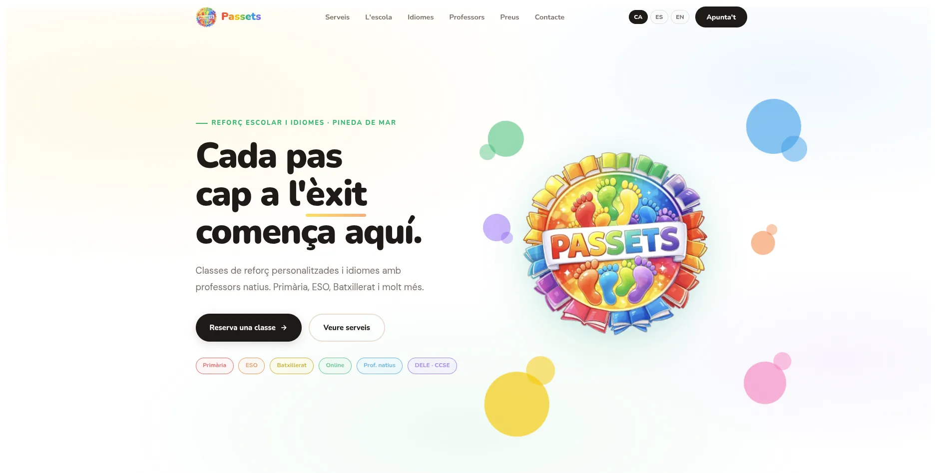 Portada de passets.cat: «Cada pas cap a l'èxit comença aquí», con el logo de colores de la academia.